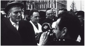 De Vries staat de media te woord tijdens een presentatie van het plan Hoog Catharijne in 1965. Naast hem met witte jas wethouder van Openbare Werken Th. Harteveld. Rechts Empeo-directeur A. Feddes
