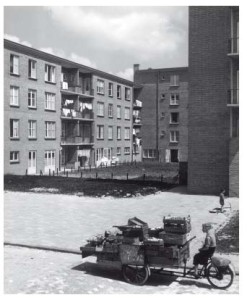 Door Bredero gebouwde woningen in de Amsterdamse uitbreidingswijk Bos en Lommer (1951)