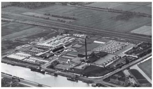 De betonfabriek die in 1941 aan de Kanaaldijk werd opgericht. Hier te zien op een luchtfoto uit 1947