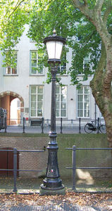 Straatlantaarn aan de Utrechtse Nieuwegracht met een lampenkap naar ontwerp van Koch