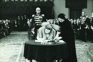 Koningin Juliana tekent het Statuut voor het Koninkrijk der Nederlanden, waarin een nieuwe rechtsorde wordt vastgelegd voor de relatie van Nederland met Suriname en de Nederlandse Antillen
